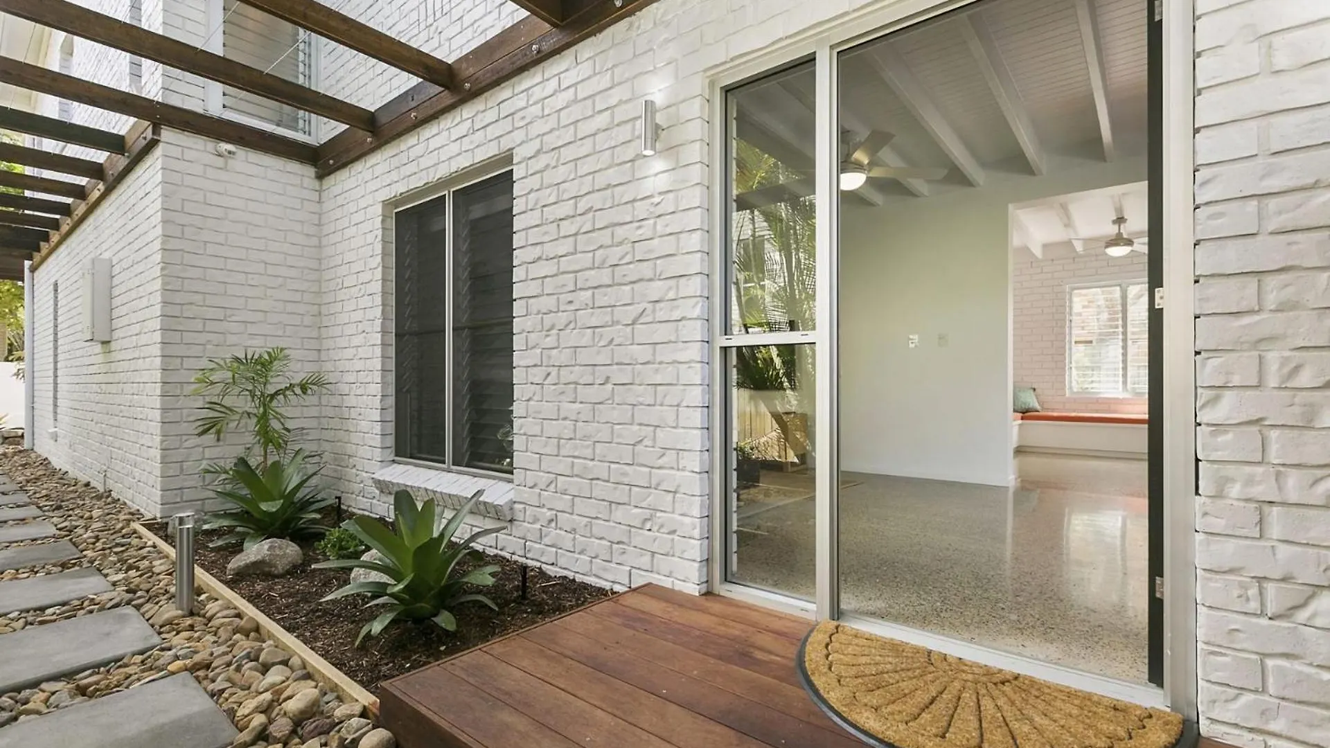 Holiday home Elanda St Home Luxurious Beachside Living Sunshine Beach Australia