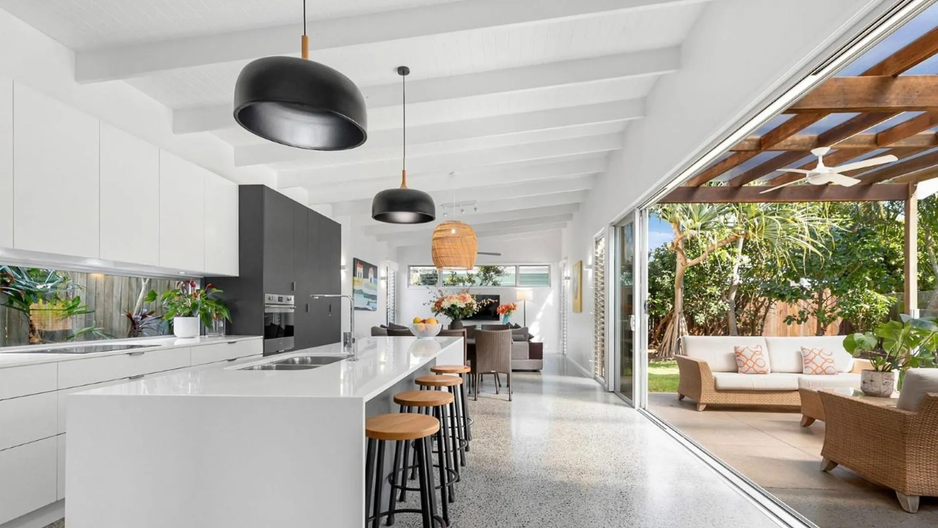 Elanda St Home Luxurious Beachside Living contacts